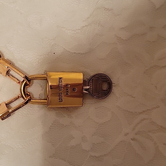 LV #230 lock and key with chain - Picture 3 of 6